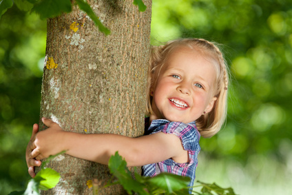 Vecteur bois - Nos valeurs - Petite fille enlassant le tronc d'un arbre